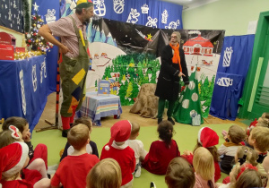 Teatr Pomarańczowy Cylinder przedstawiający bajkę dla dzieci i rodziców