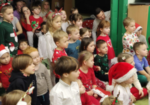 Teatr Pomarańczowy Cylinder przedstawiający bajkę dla dzieci i rodziców