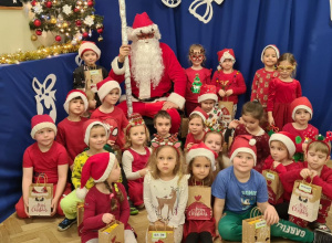 Dzieci w Mikołajem w przedszkolu