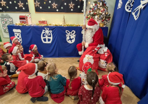 Dzieci w Mikołajem w przedszkolu