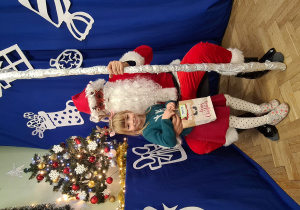 Dzieci w Mikołajem w przedszkolu