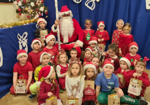 Dzieci w Mikołajem w przedszkolu