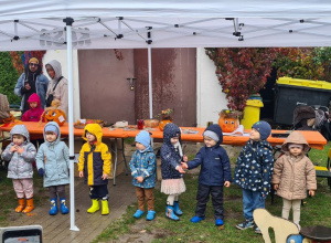 Dzieci oraz rodzice podczas pikniku jesiennego