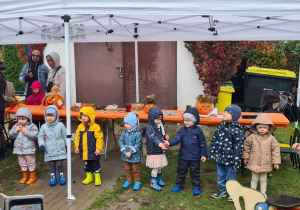 Dzieci oraz rodzice podczas pikniku jesiennego