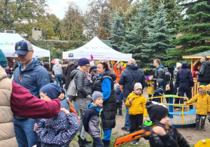 Dzieci oraz rodzice podczas pikniku jesiennego