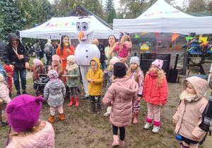 Dzieci oraz rodzice podczas pikniku jesiennego