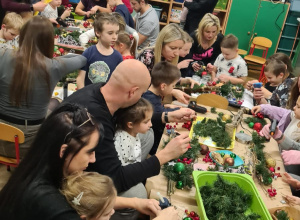 Rodzice wraz z dziećmi podczas świątecznych zajęć w przedszkolu