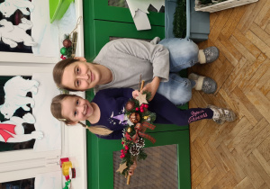 Rodzice wraz z dziećmi podczas świątecznych zajęć w przedszkolu