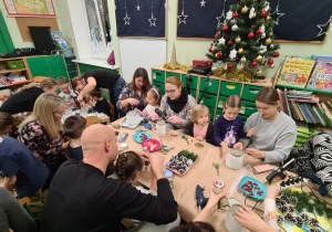 Rodzice wraz z dziećmi podczas świątecznych zajęć w przedszkolu