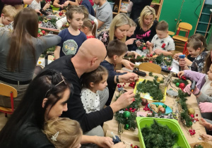 Rodzice wraz z dziećmi podczas świątecznych zajęć w przedszkolu