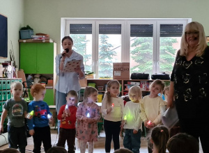 Dzieci podczas koncertu z panią Ulą Pakułą