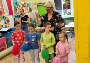 Dzieci podczas koncertu z panią Ulą Pakułą