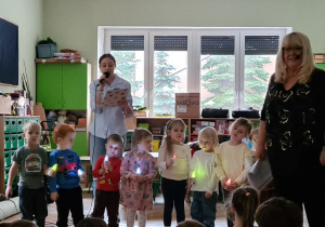 Dzieci podczas koncertu z panią Ulą Pakułą