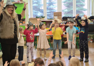 Dzieci podczas koncertu z panią Ulą Pakułą