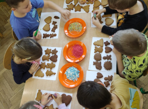 Dzieci podczas ozdabiania pierników