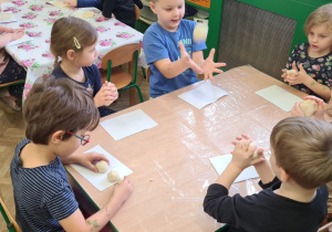 Świąteczne ozdabianie prac przez dzieci