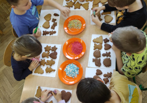 Świąteczne ozdabianie prac przez dzieci