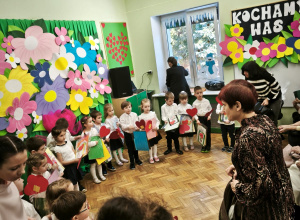 Dzieci i dziadkowie podczas uroczystości z okazji Dnia Babci i Dziadka