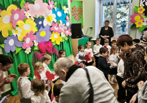 Dzieci i dziadkowie podczas uroczystości z okazji Dnia Babci i Dziadka