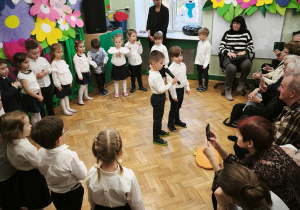 Dzieci i dziadkowie podczas uroczystości z okazji Dnia Babci i Dziadka