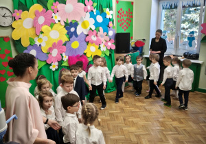 Dzieci i dziadkowie podczas uroczystości z okazji Dnia Babci i Dziadka