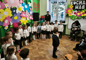 Dzieci i dziadkowie podczas uroczystości z okazji Dnia Babci i Dziadka