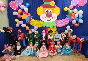 Dzieci z grupy II Żabki podczas balu karnawałowego