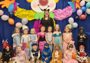 Dzieci z grupy I Krasnale podczas balu karnawałowego