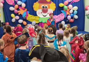 Dzieci podczas balu karnawałowego