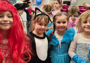 Dzieci podczas balu karnawałowego
