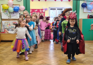 Dzieci podczas balu karnawałowego
