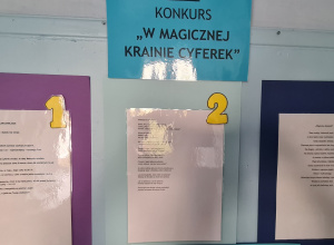 Obrazek przedstawiający prace dzieci w formie treści wywieszone w przedszkolu na tablicy.