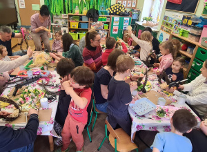 Dzieci z rodzicami podczas warsztatów wielkanocnych.