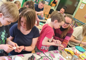 Dzieci z rodzicami podczas warsztatów wielkanocnych.