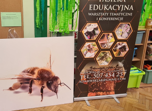 Baner przedstawiający pszczołę oraz informacje na temat pasieki