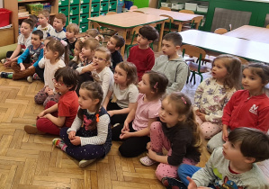Dzieci z grupy II Żabki podczas zajęć z pszczelarzem.