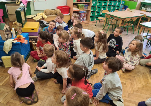 Dzieci z grupy II Żabki podczas zajęć z pszczelarzem.