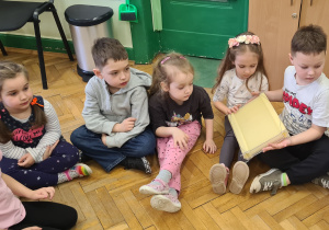 Dzieci z grupy II Żabki podczas zajęć z pszczelarzem.