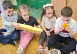 Dzieci z grupy II Żabki podczas zajęć z pszczelarzem.