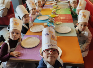 Dzieci z grupy Żabek w pizzerii