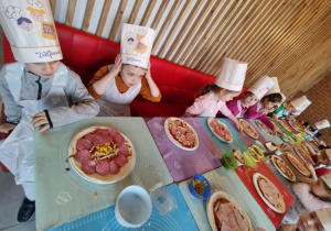 Dzieci z grupy II Żabki podczas tworzenia samodzielnie pizzy
