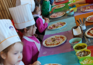 Dzieci z grupy II Żabki podczas tworzenia samodzielnie pizzy