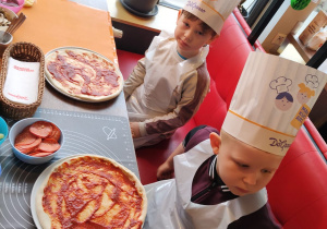 Dzieci z grupy II Żabki podczas tworzenia samodzielnie pizzy