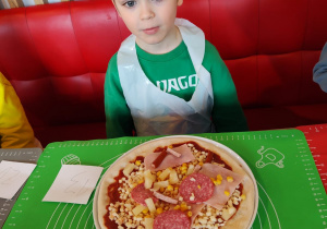Dzieci z grupy II Żabki podczas tworzenia samodzielnie pizzy