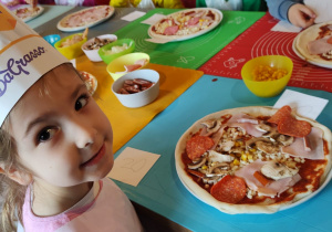 Dzieci z grupy II Żabki podczas tworzenia samodzielnie pizzy