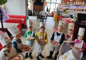 Dzieci z grupy II Żabki podczas tworzenia samodzielnie pizzy