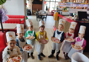 Dzieci z grupy II Żabki podczas tworzenia samodzielnie pizzy