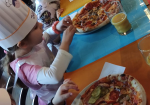 Dzieci z grupy II Żabki podczas tworzenia samodzielnie pizzy