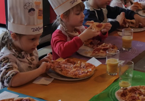 Dzieci z grupy II Żabki podczas tworzenia samodzielnie pizzy