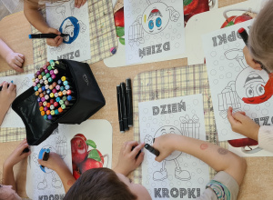 Dzieci kolorują obrazek z okazji Międzynarodowego Dnia Kropki